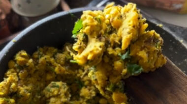Stuffed chana dal paratha served with curd and pickle4